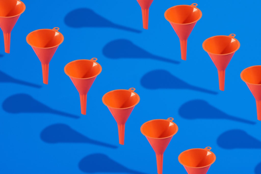 Na imagem: fundo azul com funis vermelhos